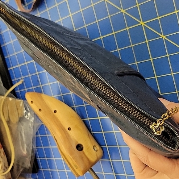 Dove Vintage Zipper Clutch Purse Dark Blue Leather 13 x 7 x 1 - Picture 4 of 9